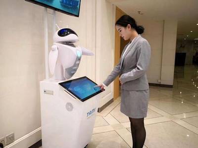智能崛起 2018上汽通用五菱銷(xiāo)售服務(wù)年會(huì)引領(lǐng)機(jī)器人銷(xiāo)售新紀(jì)元